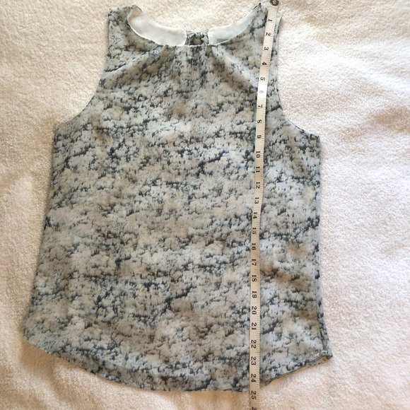 H&M sleeveless blouse/ white w abstract grey pattern - Picture 10 of 10
